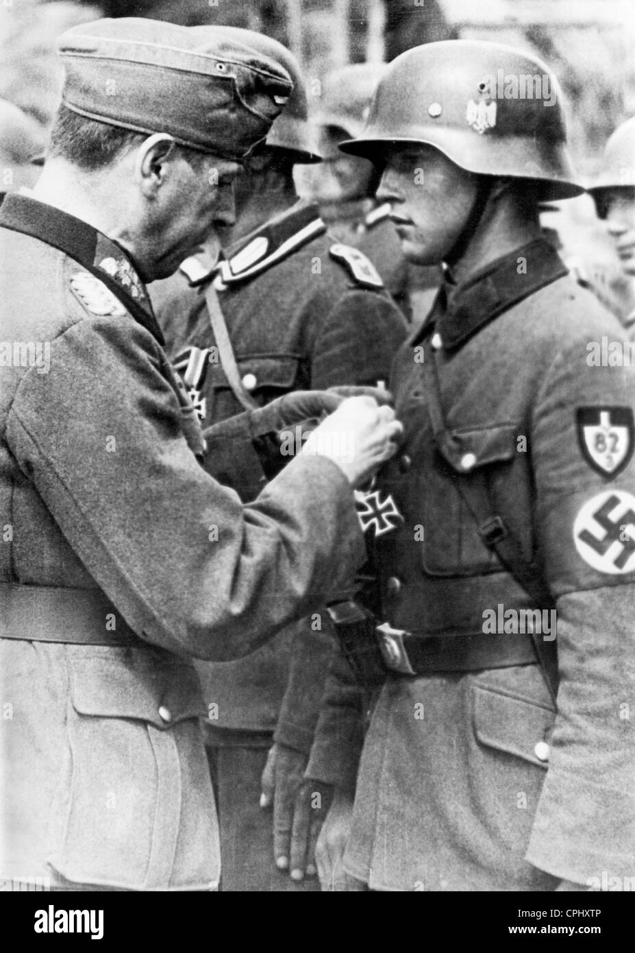 Männer des Reichsarbeitsdienstes erhalten das Eiserne Kreuz, 1942 Stockfoto