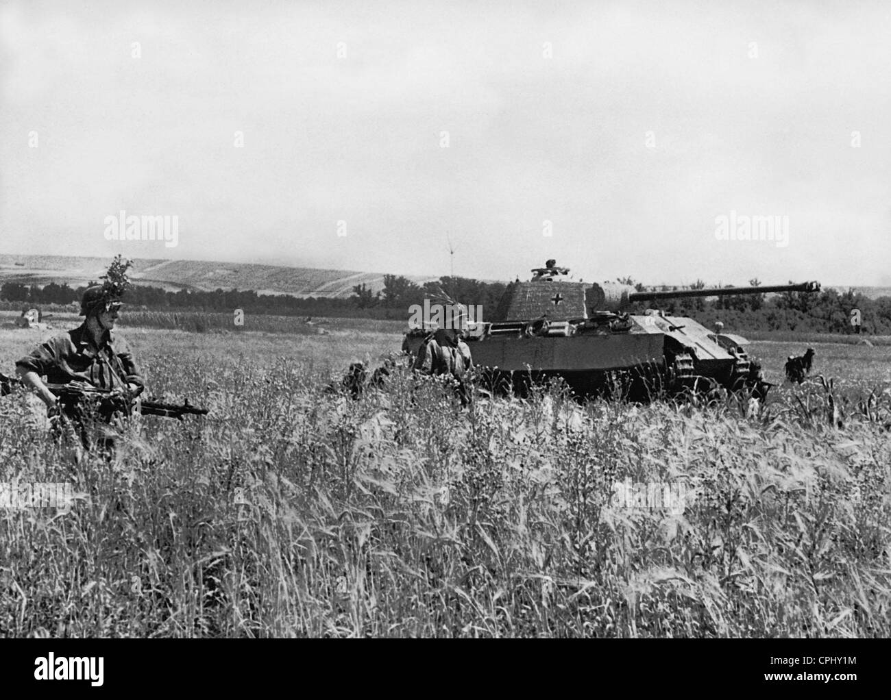 Deutsche Soldaten und Panzer V "Panther" auf der östlichen Frontseite, 1944 Stockfoto