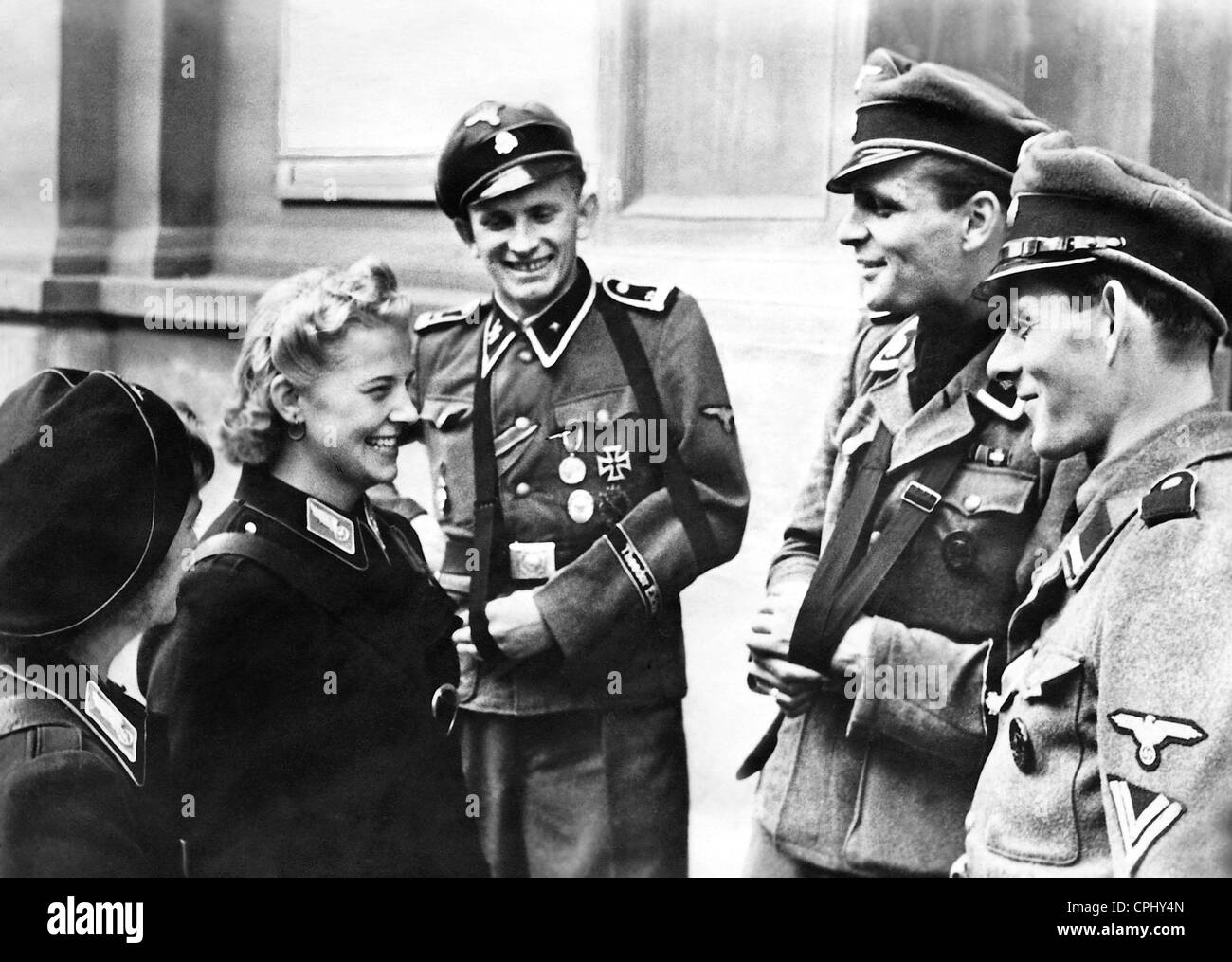 Soldaten der Waffen-SS im Gespräch mit weiblichen Straßenbahn