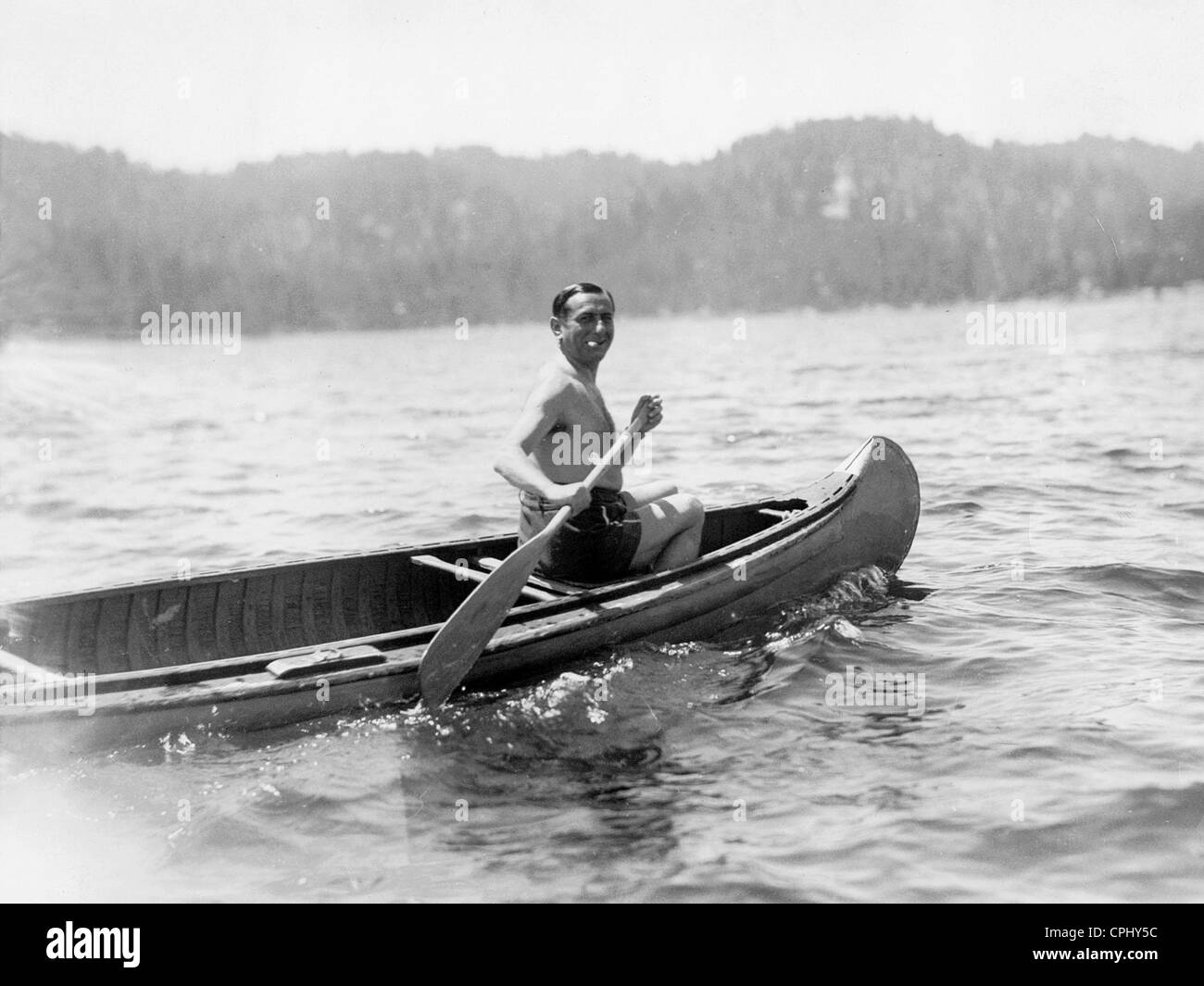 Ernst Lubitsch paddeln in einem Kanu auf Lake Arrowhead Stockfoto