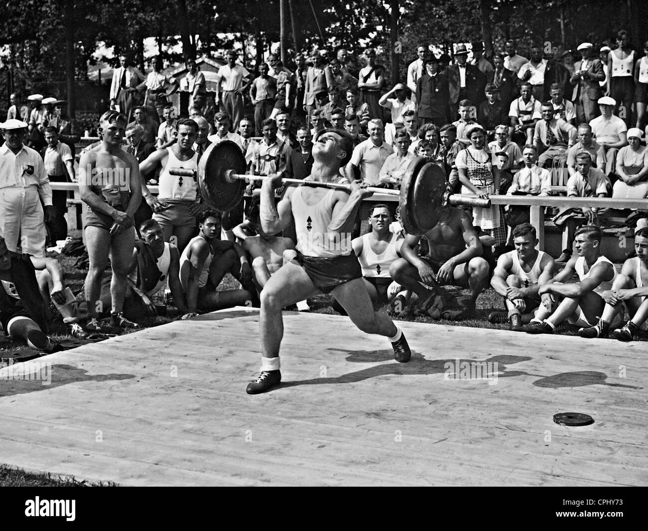 Gewichtheben in Snatch während eines Turn- und Festivals, 1938 Stockfoto