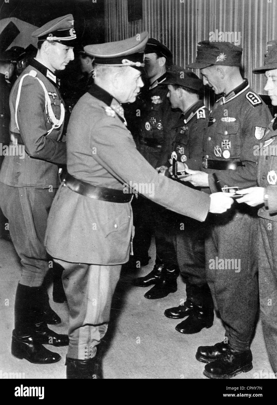 Heinz Guderian ehrt Soldaten, 1945 Stockfoto