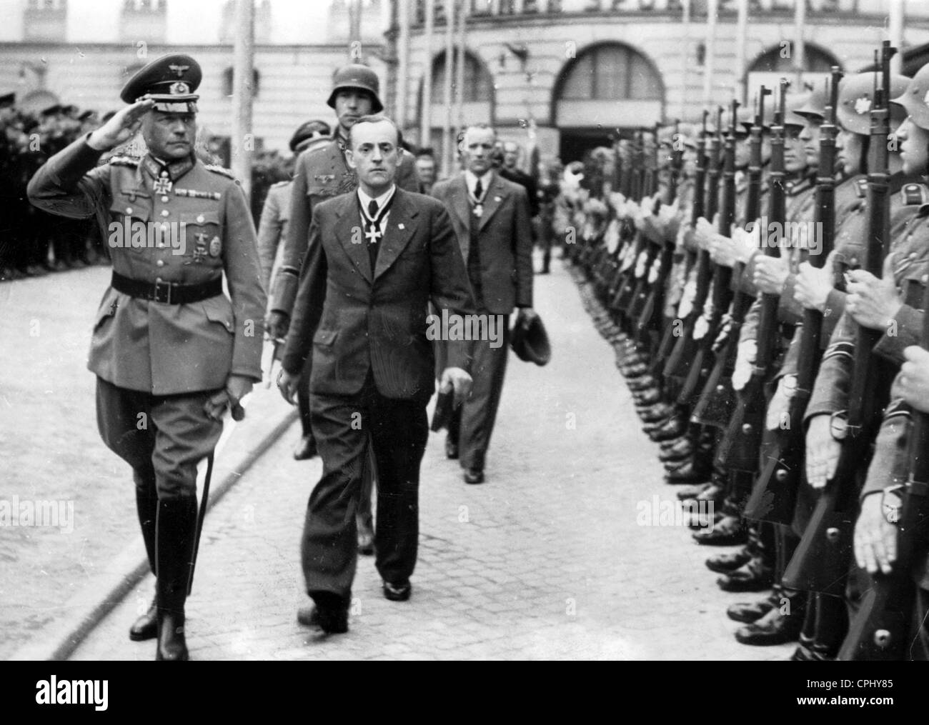 General Heinz Guderian und ein Empfänger des Ritterkreuz des Kriegsverdienstkreuz vor Soldaten außerhalb des wandern die Stockfoto