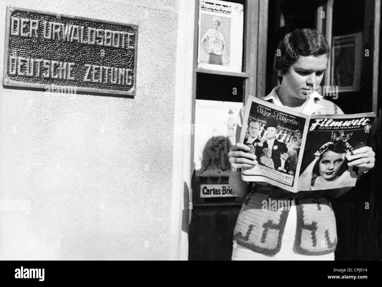Ethnische Deutsche liest eine deutschsprachige Zeitschrift, 1935 Stockfoto