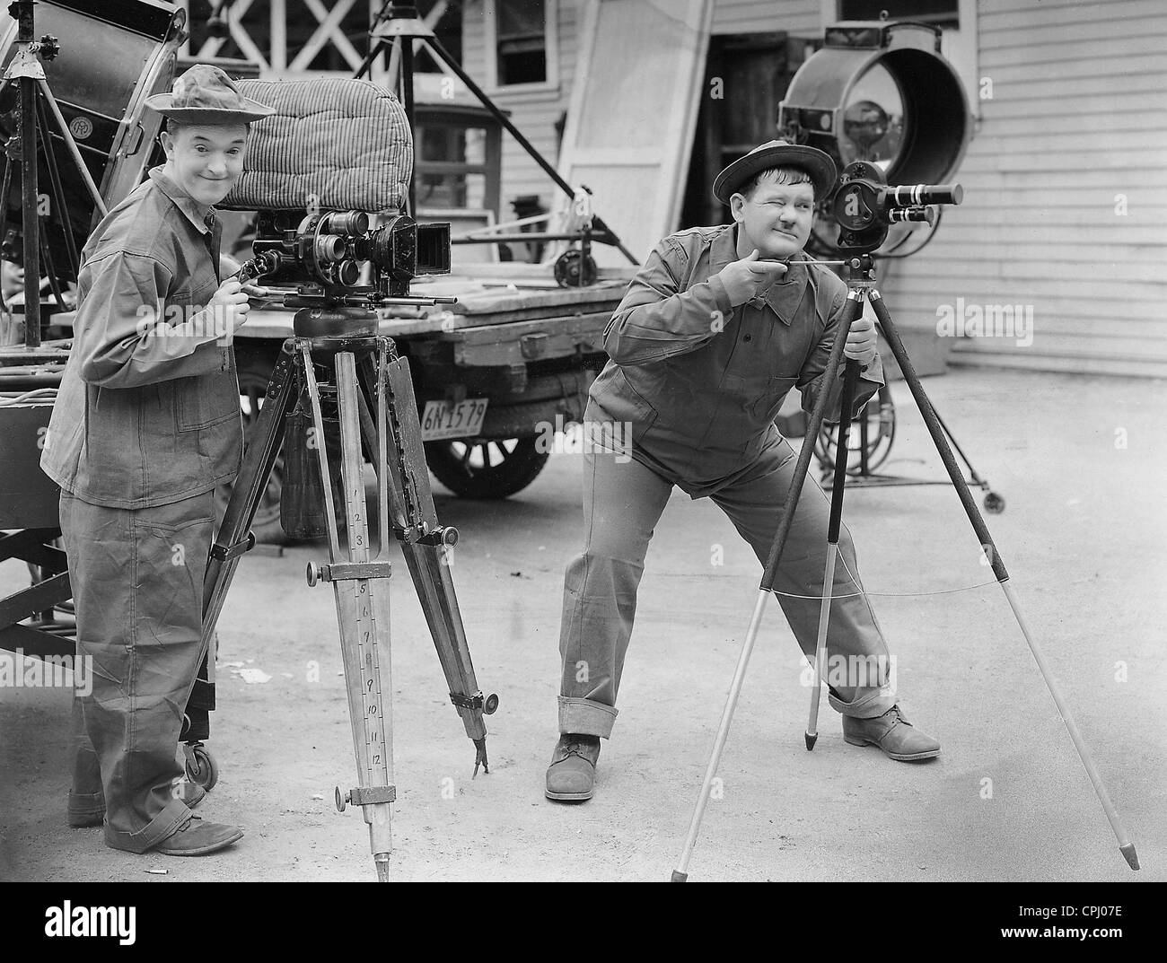 Stan Laurel und Oliver Hardy bei einem shooting Stockfoto