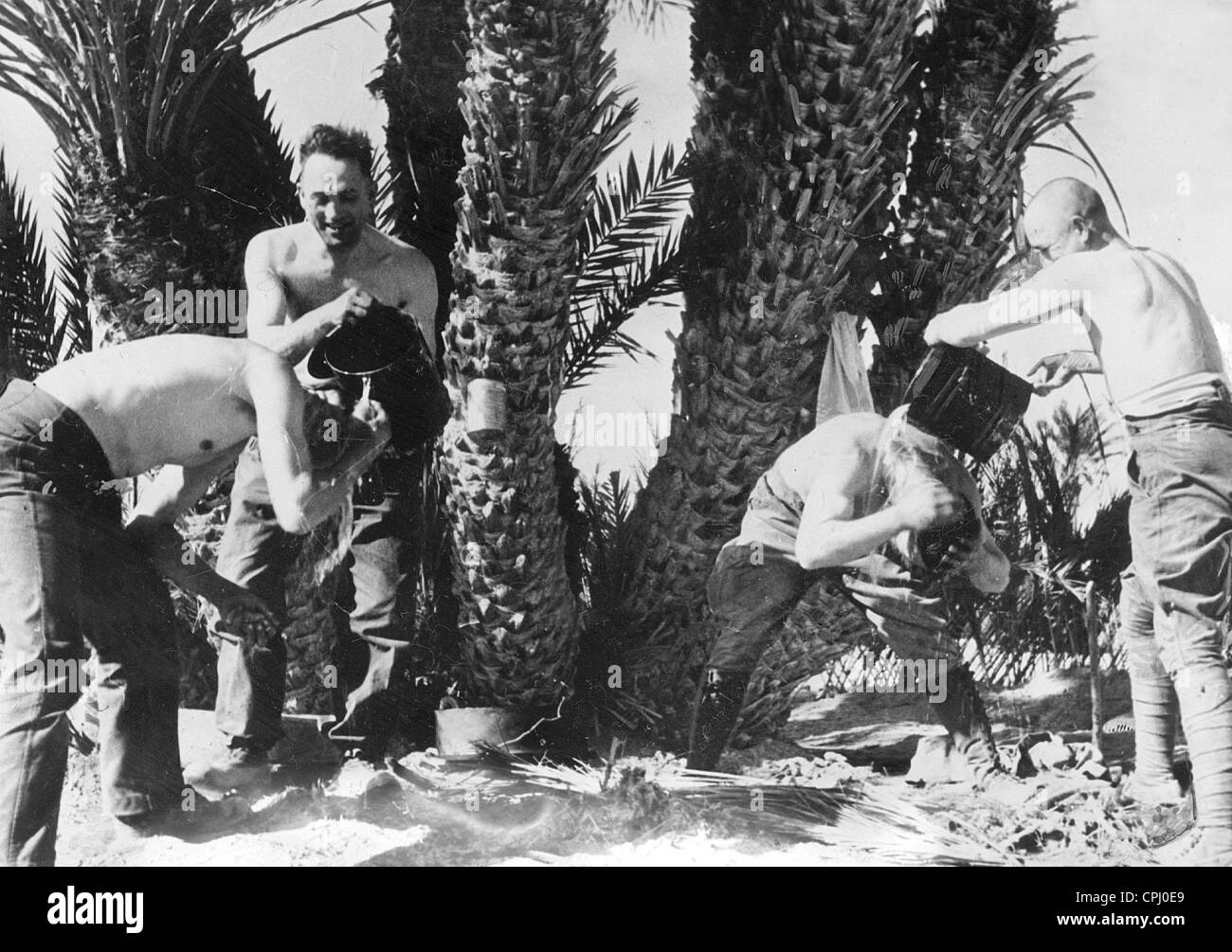 Deutsche Soldaten waschen sich in Afrika, 1942 Stockfoto