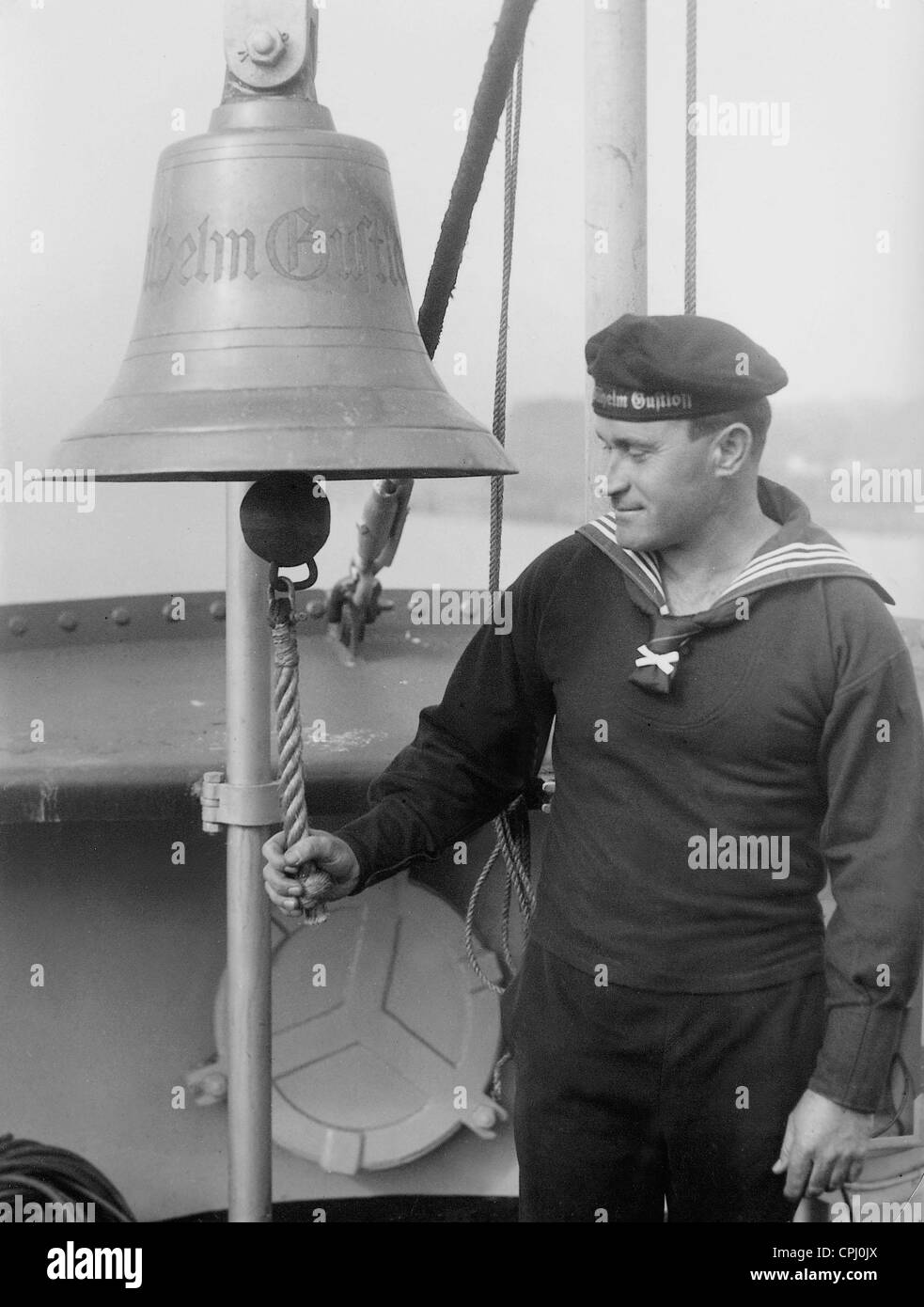 Seemann auf die Schiffsglocke der Wilhelm Gustloff, 1938 Stockfoto