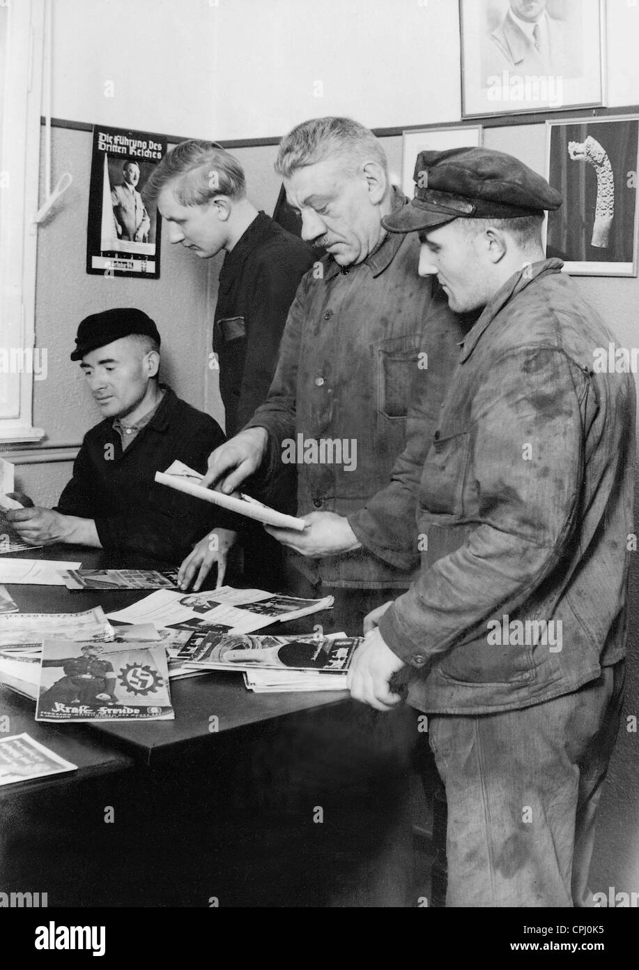 Mitarbeiter des Unternehmens mit KdF Reisen Broschüren Stockfoto