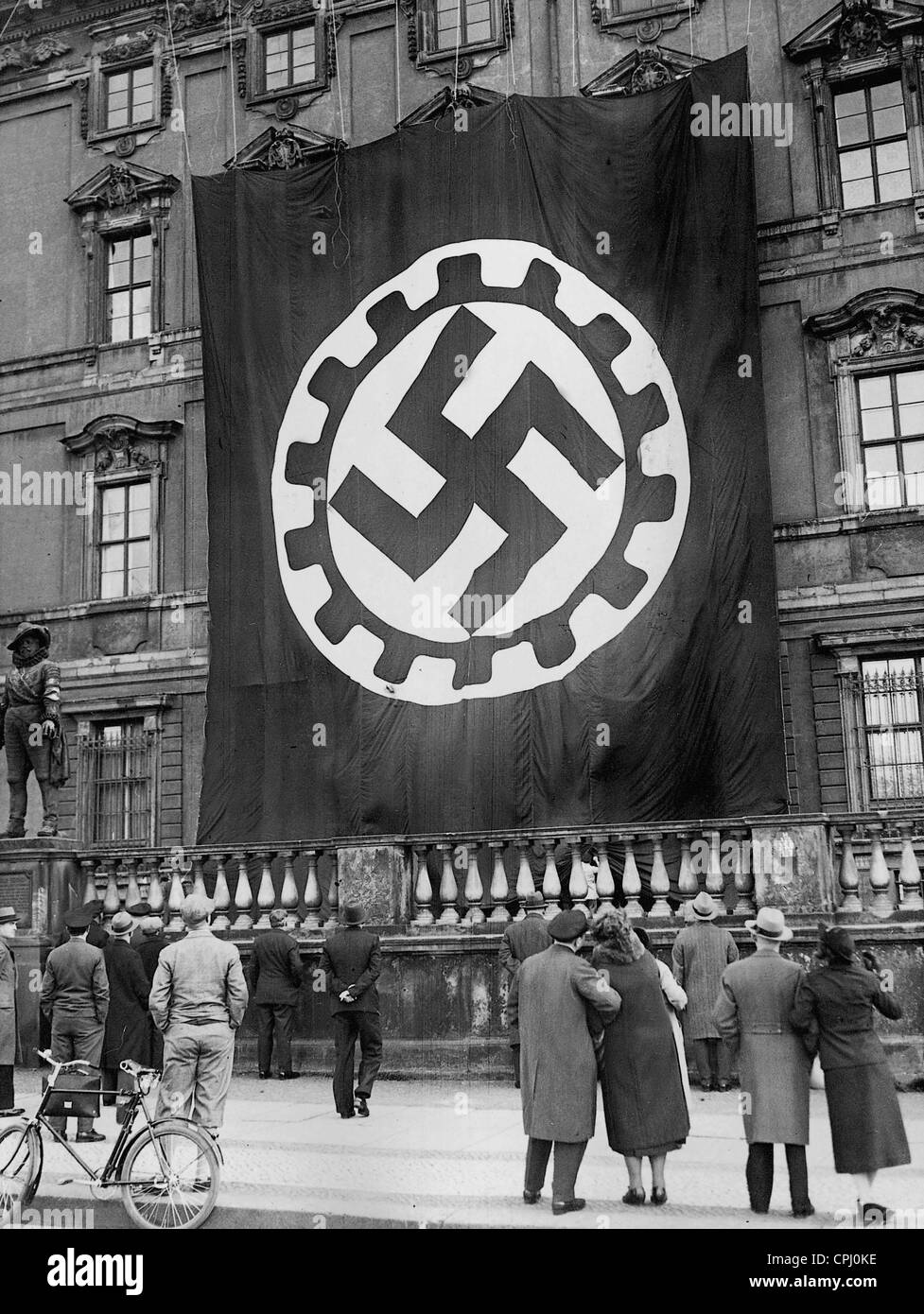 Flagge der Deutschen Arbeitsfront auf die städtische Palast in Berlin, 1934 Stockfoto