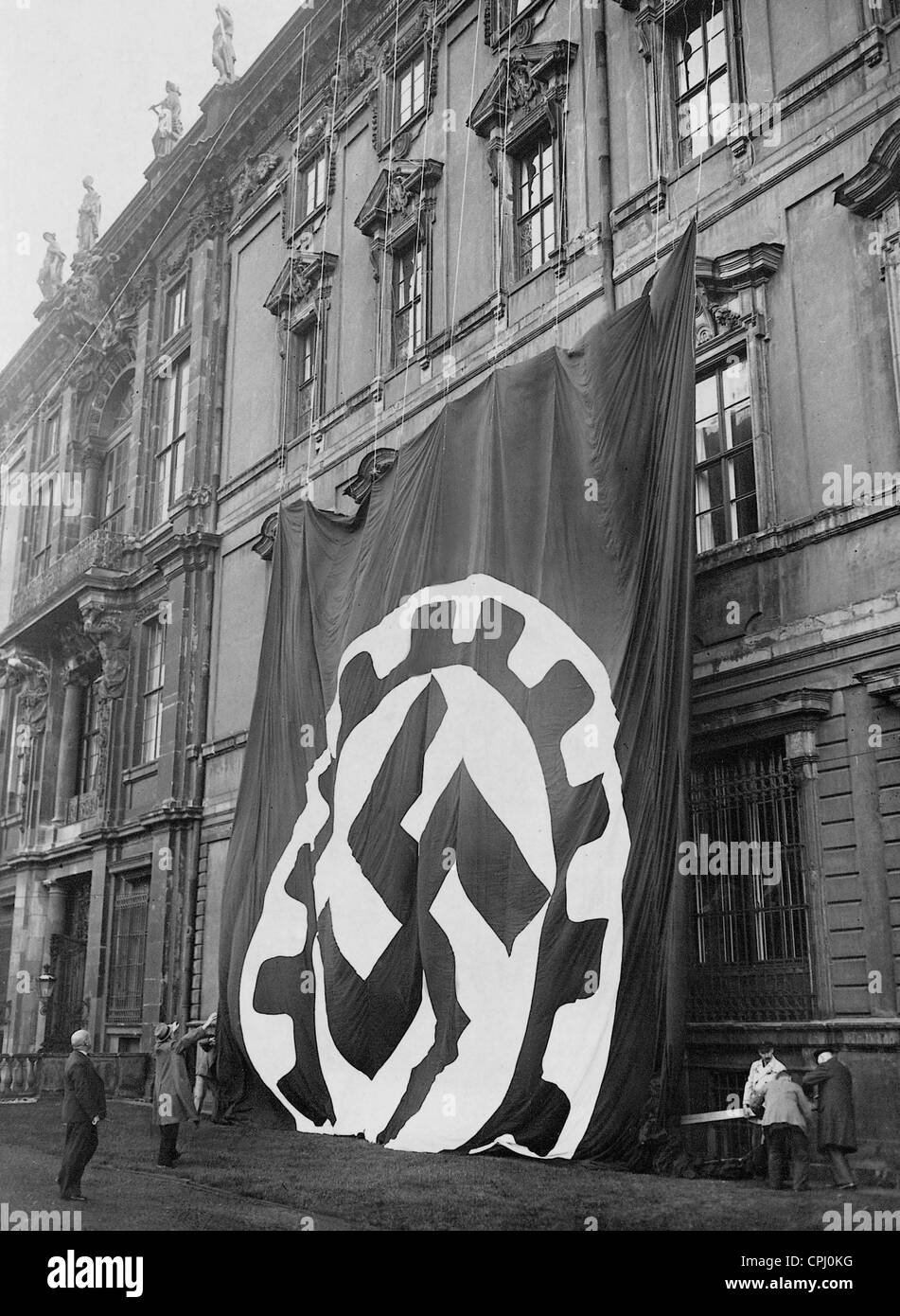 Flagge der Deutschen Arbeitsfront auf das Berliner Schloss Stockfoto