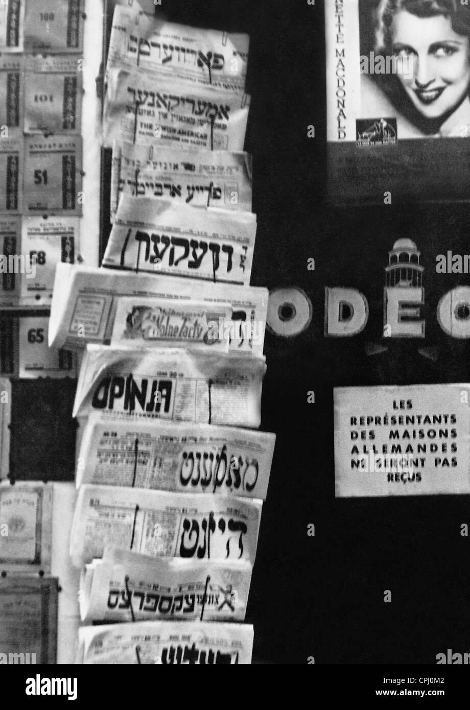 Einem jüdischem Besitz Zeitungskiosk in Paris Übungen einen Boykott gegen deutsche Presse und Literatur als Reaktion auf den deutschen Boykott Stockfoto