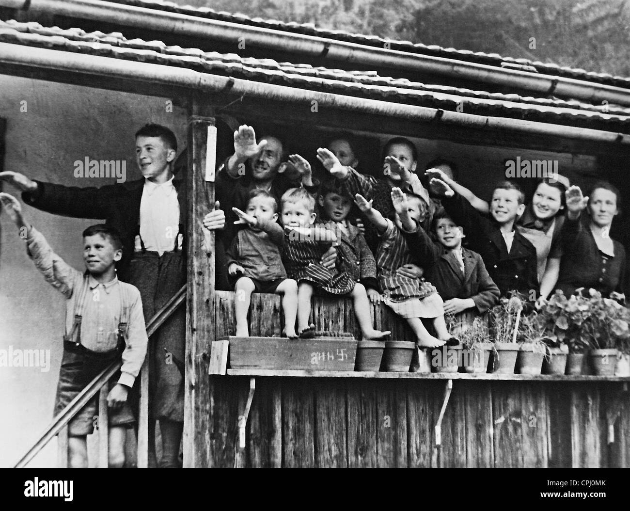 Familie aus Tirol geben den Hitlergruß, 1939 Stockfoto