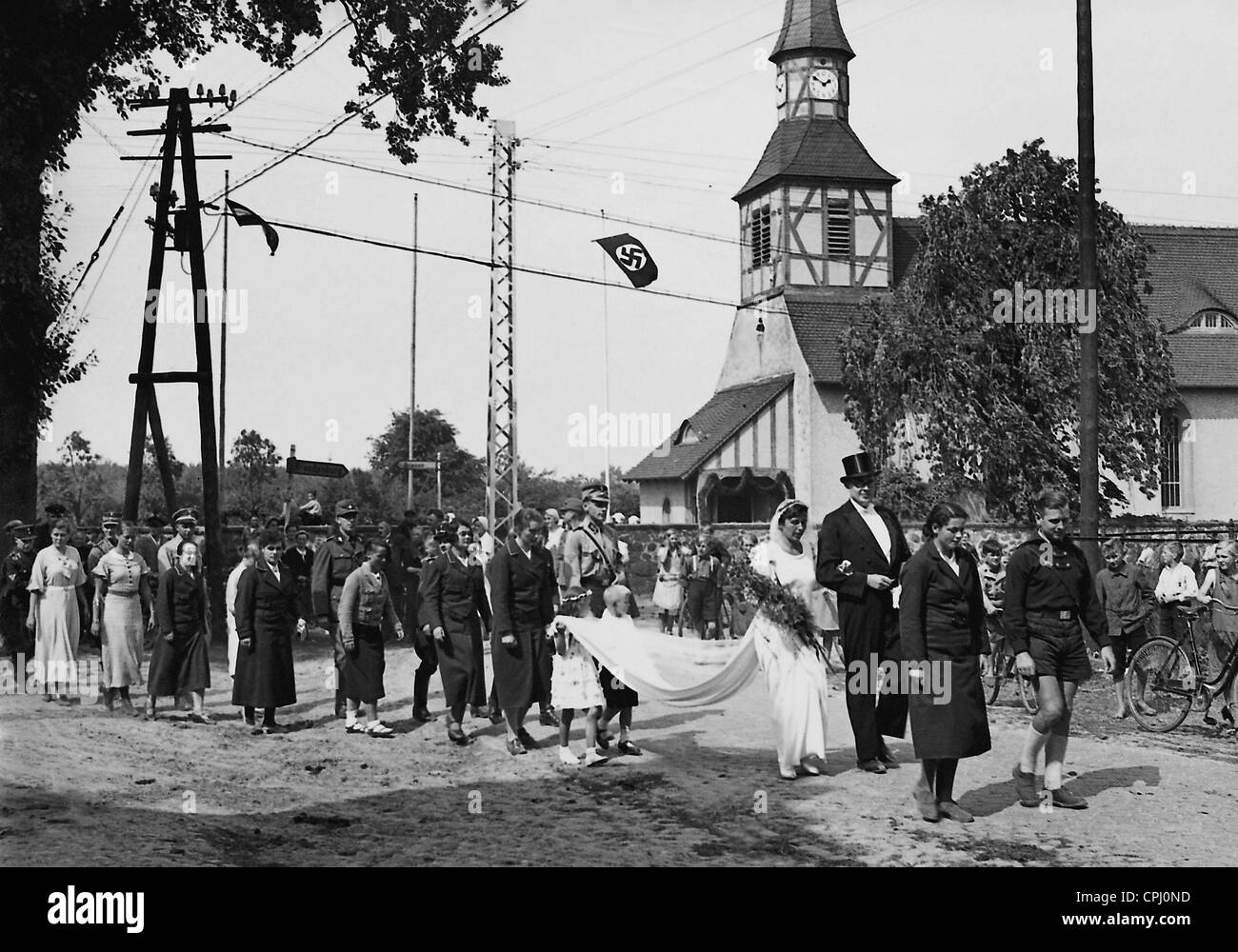 Brautpaar vor der Kirche Stockfoto