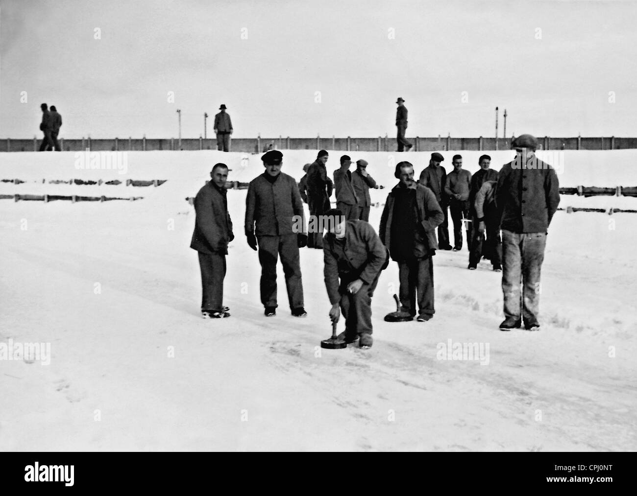 Häftlinge des KZ Dachau Curling spielen Stockfoto