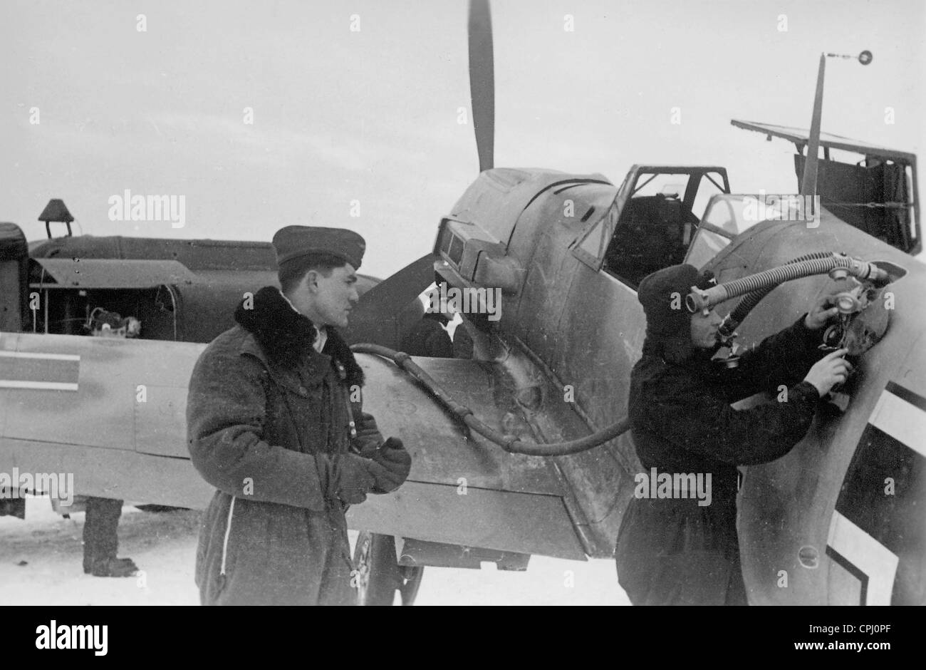 Kroatische Bodenpersonal füllt dem Tank von einer Messerschmitt Me 109, 1942 Stockfoto