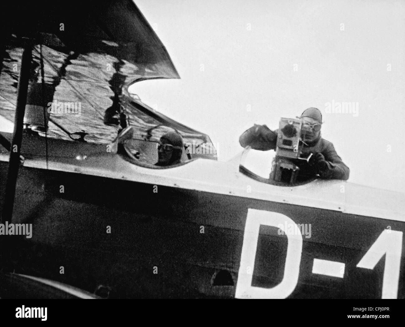 Kameramann beim Fotografieren aus einem Flugzeug Stockfoto