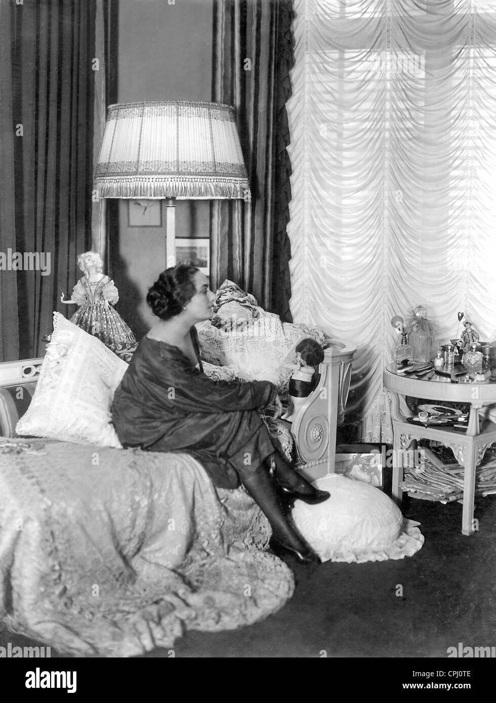 Die US-amerikanische Schauspielerin Fern Andra (1893-1974) in ihrem Haus. Stockfoto