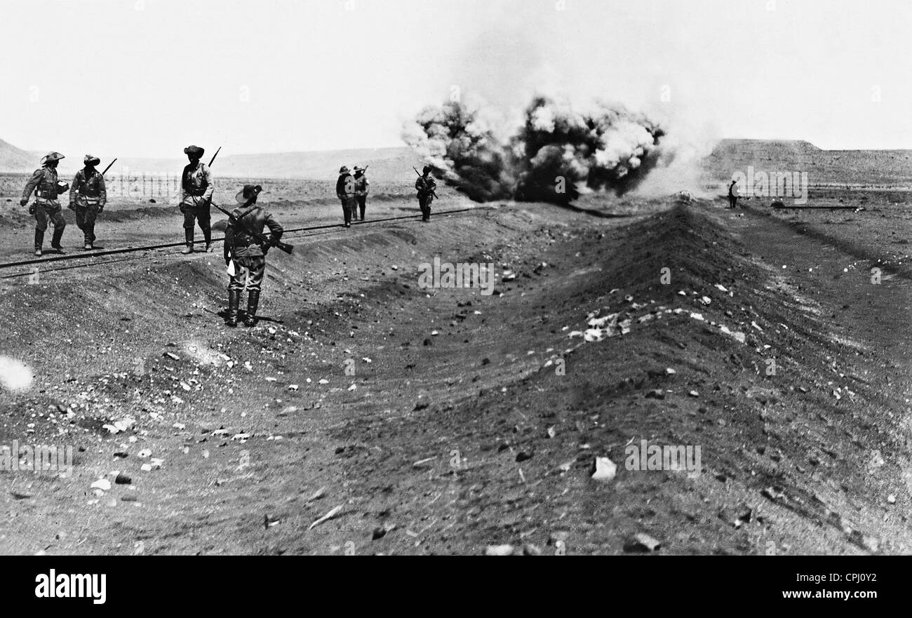 Deutsche Truppen sprengen eine Eisenbahnstrecke in Deutsch-Südwestafrika Stockfoto
