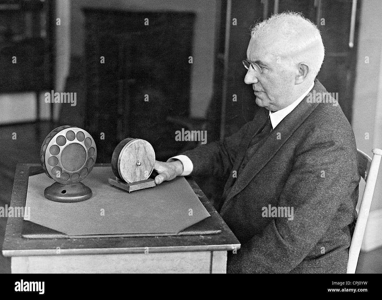 Emil Berliner mit seinem Mikrofon, 1927 Stockfoto