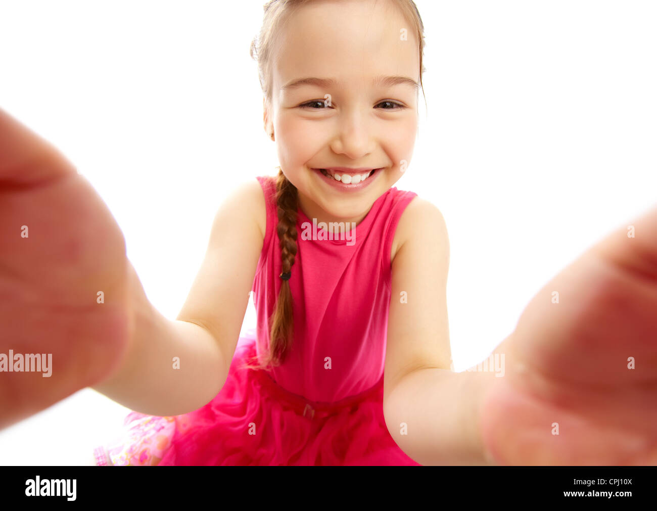 Reizendes Mädchen auf der Suche und lächelt in die Kamera Stockfoto