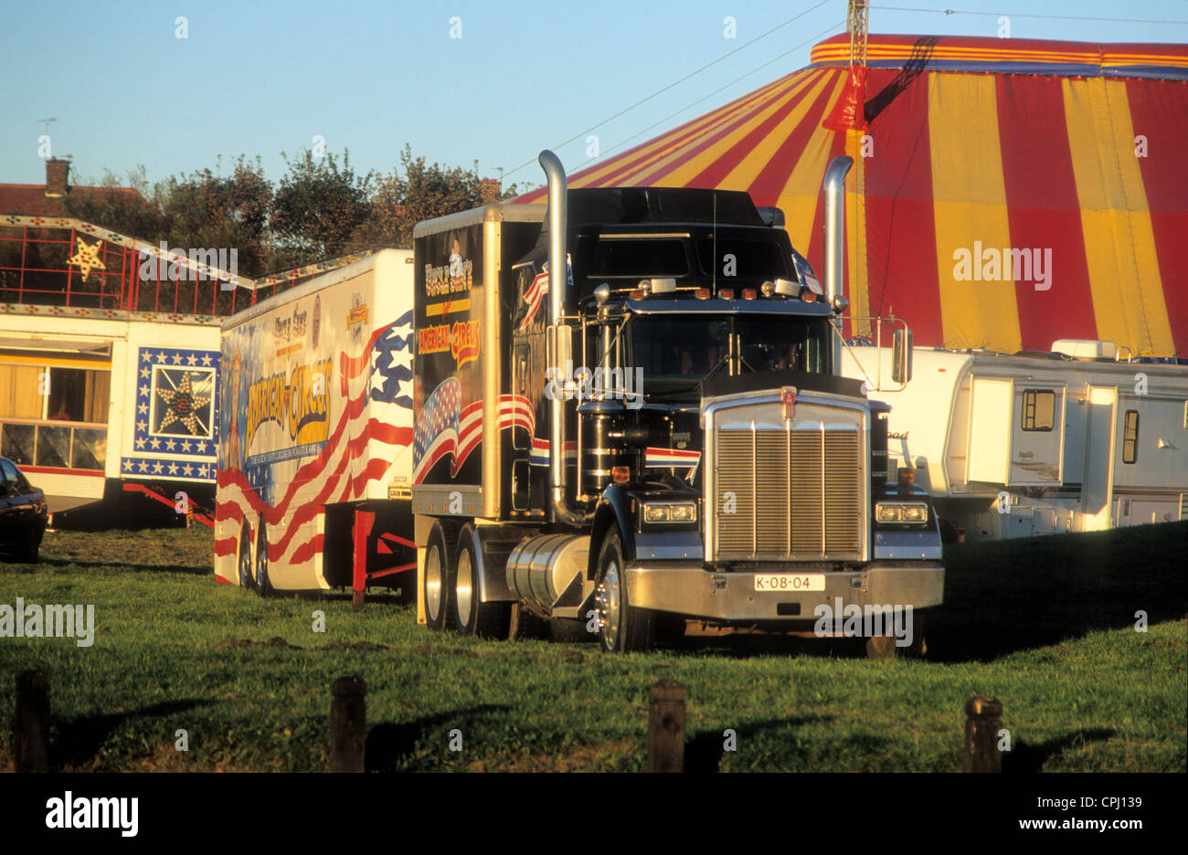 Eine stationäre Kenworth artikuliert LKW LKW am "Uncle Sams Great American Circus" im Norden Englands. Stockfoto