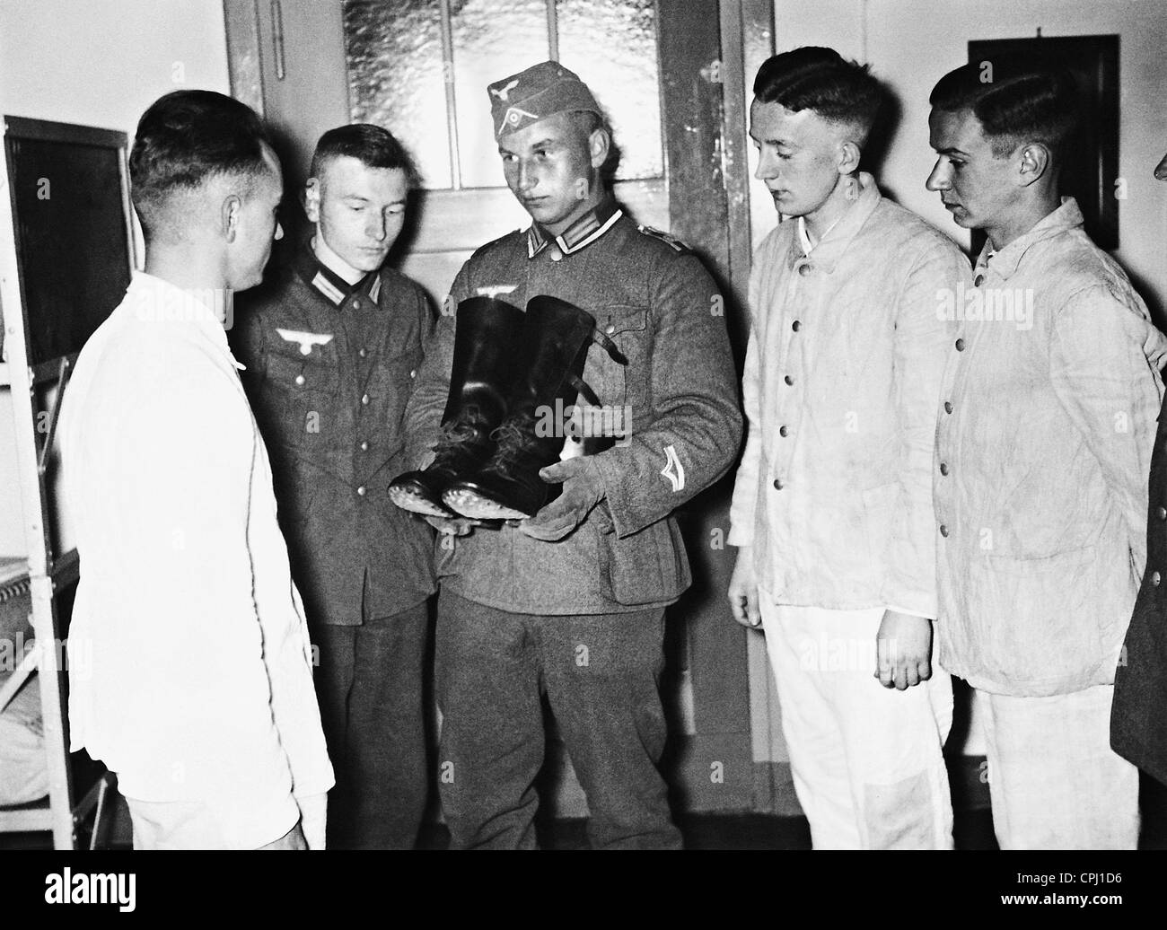 Ein Sergeant zeigt polierten Stiefel an die Rekruten. Stockfoto