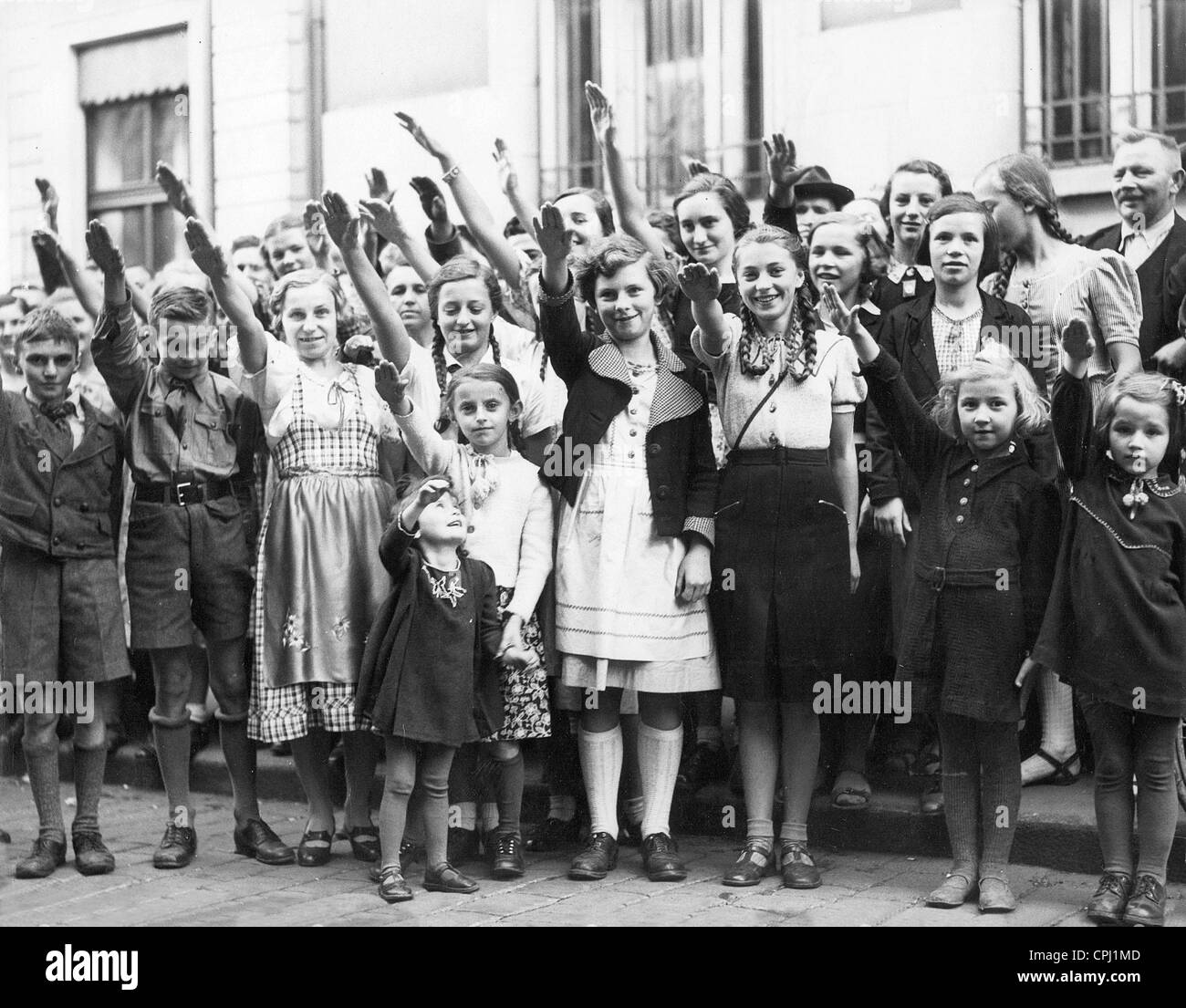 Kinder während den Hitlergruß, 1938 Stockfoto