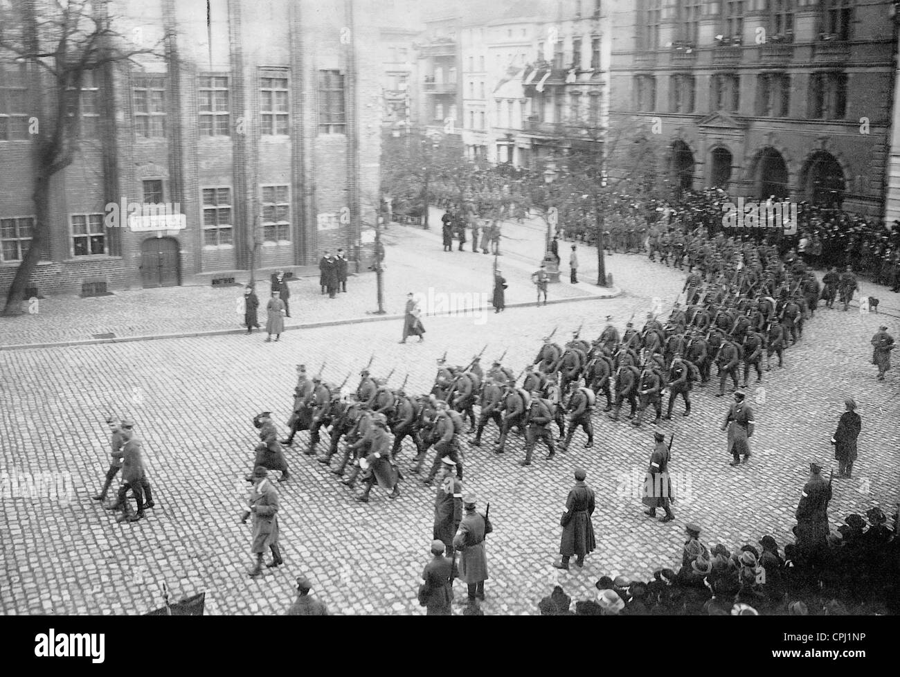 Polnische Truppen marschieren in Thorn, 1918 Stockfoto