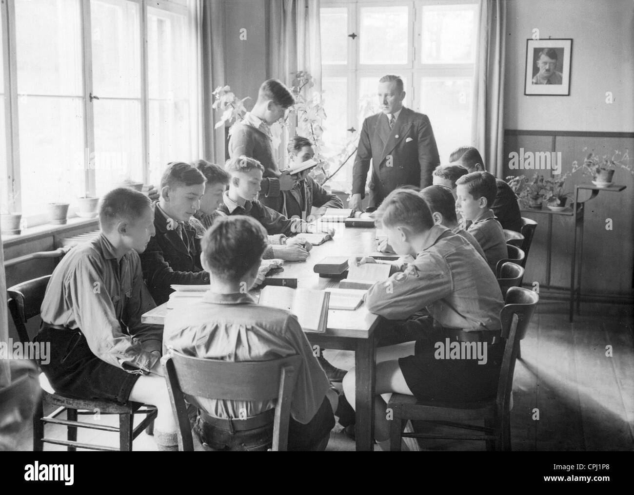 Bibelstudium mit Konfirmandinnen in Uniformen der Hitlerjugend Stockfoto