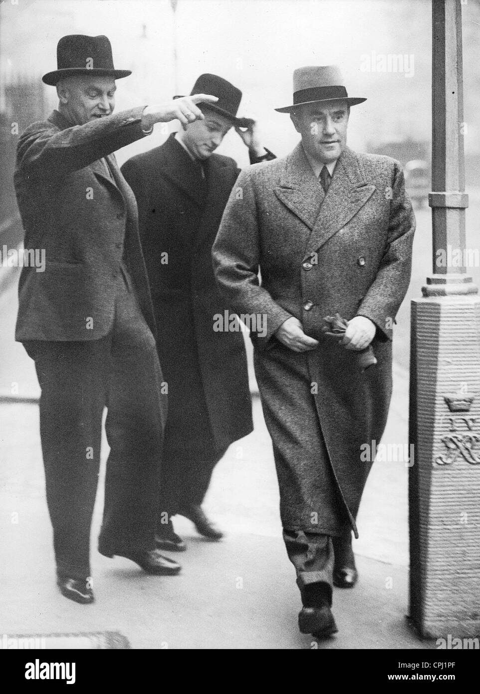 Karl Bodenschatz mit der deutschen Luftwaffe Attaché Wenninger in London, 1938 Stockfoto