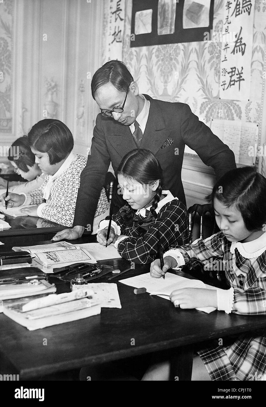 Japanische Lehrer mit seinen Schülern, 1936 Stockfoto