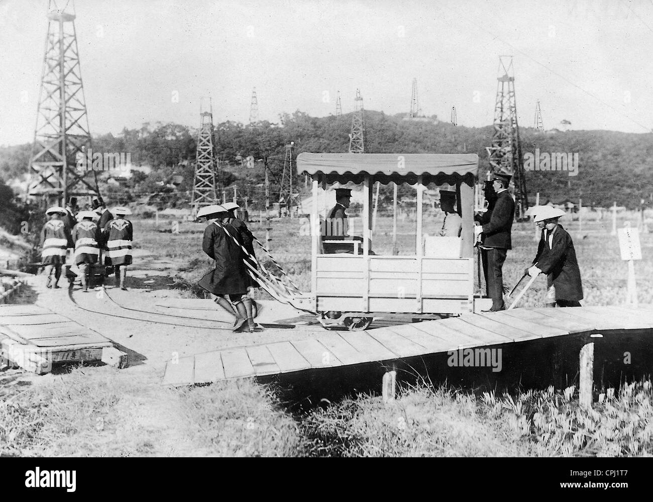 Prinzregent Hirohito während einer Inspektion der Ölfelder in Akita, 1926 Stockfoto