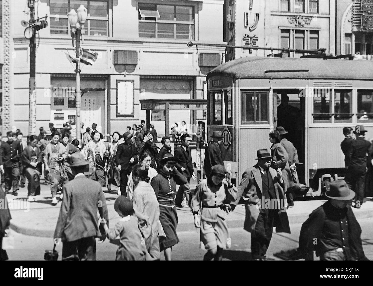 Fußgänger in einer Straße in Tokio, 1939 Stockfoto