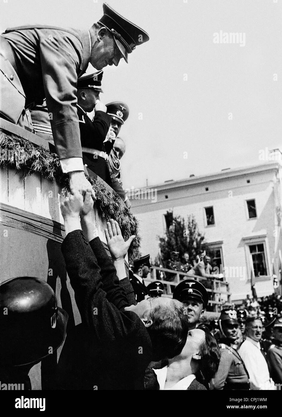 Adolf Hitler schüttelt Hände, 1938 Stockfoto