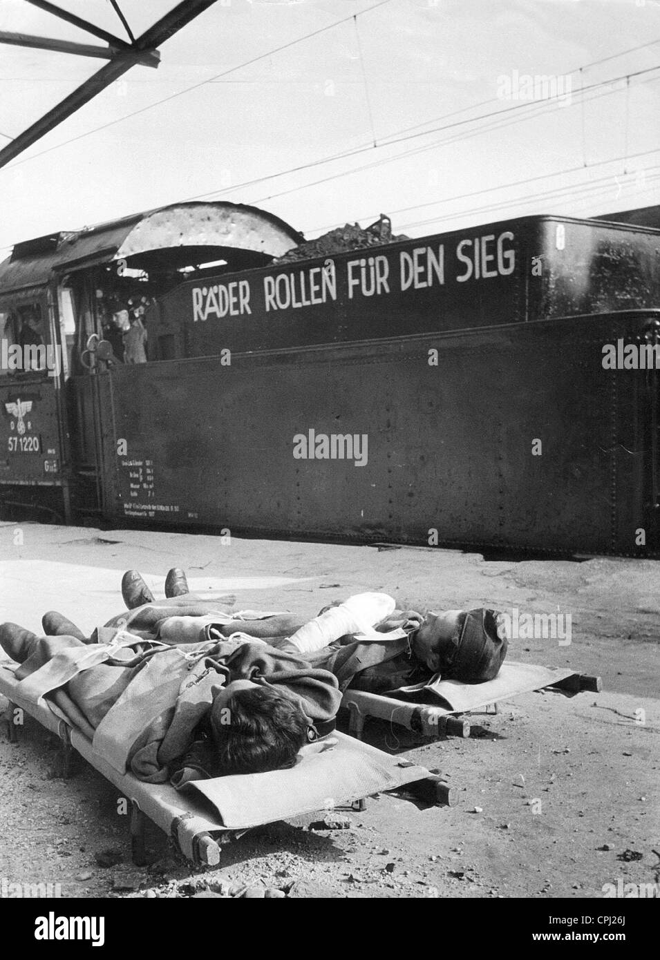 Deutsche verwundete Soldaten warten auf Weitertransport Stockfoto