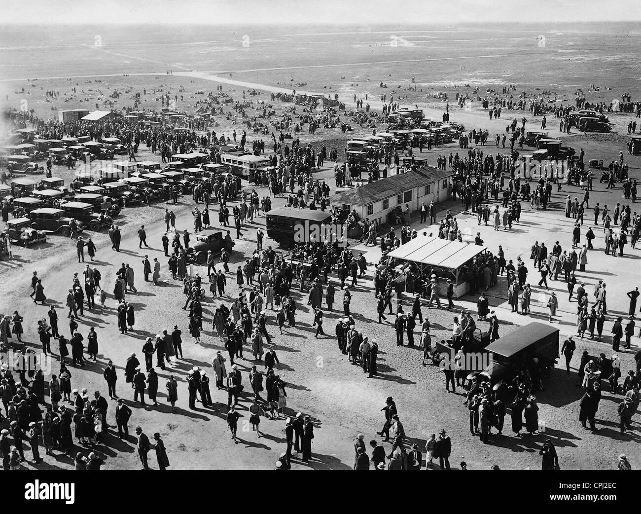 Zuschauer warten auf die Ankunft des "Graf Zeppelin", 1928 Stockfoto