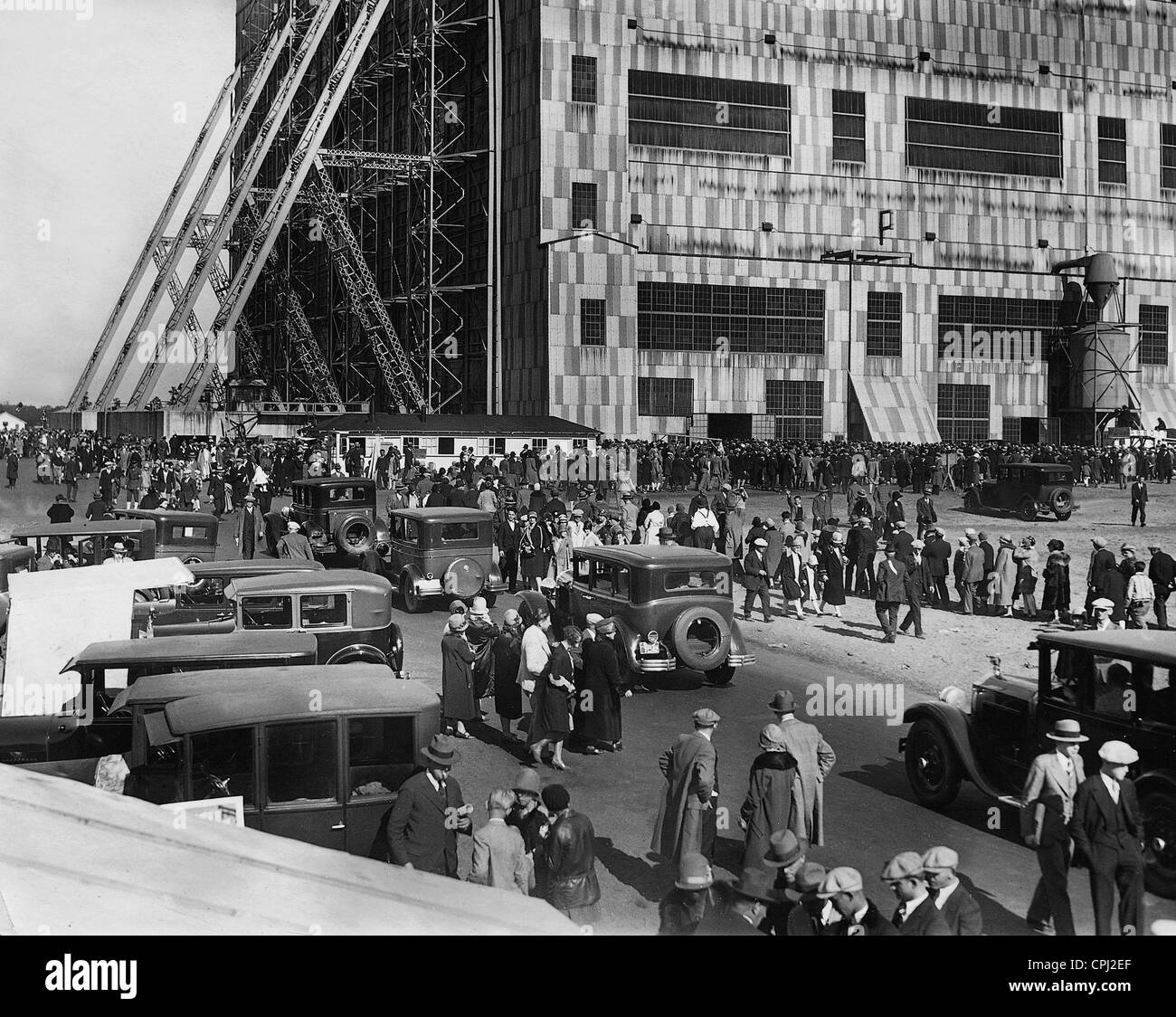 Zuschauer am Flughafen Lakehurst nach der Landung auf der "Graf Zeppelin", 1928 Stockfoto