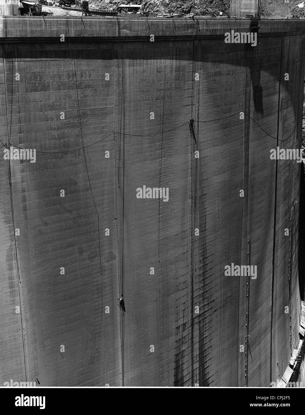 Arbeiter Abseilen auf dem Damm des Hoover Dam, 1936 Stockfoto