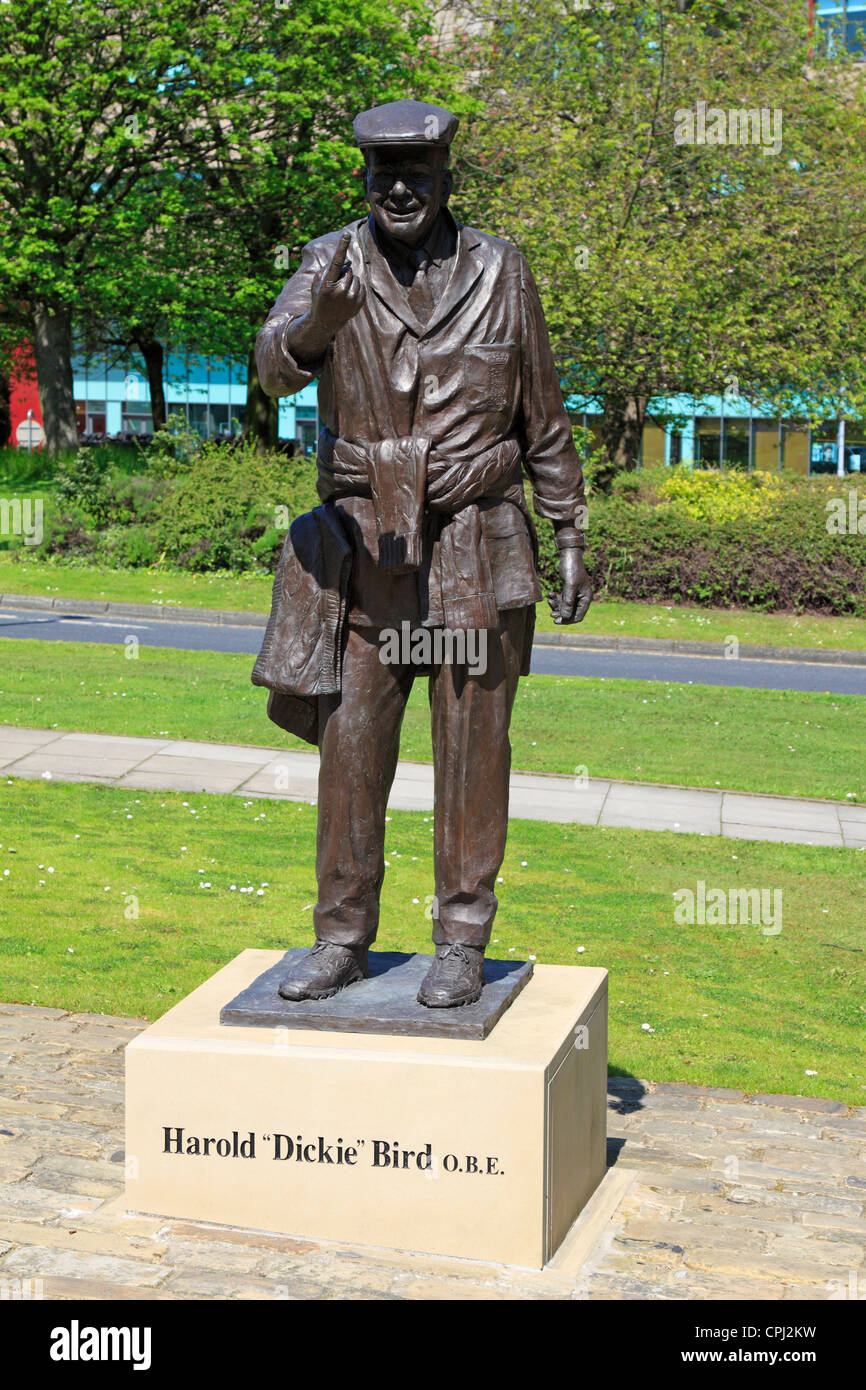 Statue von Harold Dickie Vogel OBE, pensionierter Cricket Schiedsrichter, Barnsley, South Yorkshire, England, UK. (Jetzt auf einem höheren Sockel Vandalismus zu vermeiden) Stockfoto