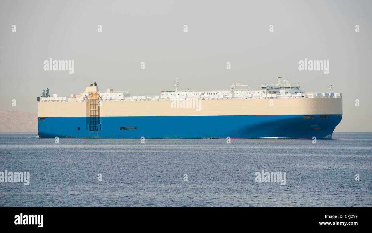 Großes Auto Transporter Frachtschiff im Gange, auf hoher See Stockfoto