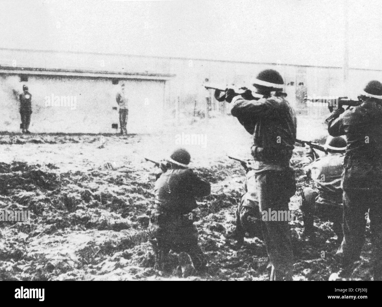 Während der Ardennenoffensive 1944 schießen SS-Soldaten Stockfoto