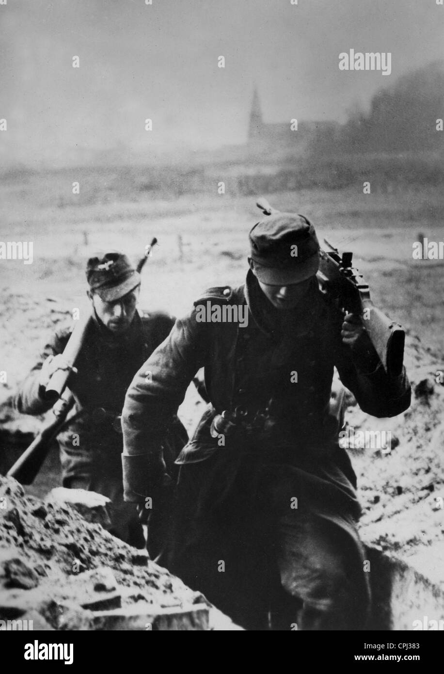 Deutsche Soldaten in einem Schützengraben an der Westfront, 1945 Stockfoto