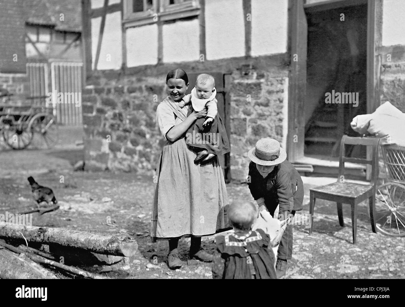 Bäuerin und Kinder in Hessen, 1911 Stockfoto