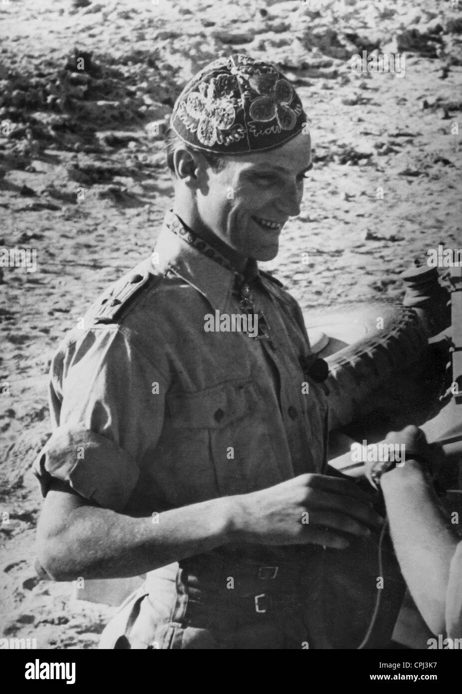 Leutnant Hans-Joachim Marseille, deutscher Jagdflieger in seiner Sommer-Union an der afrikanischen Front. Stockfoto