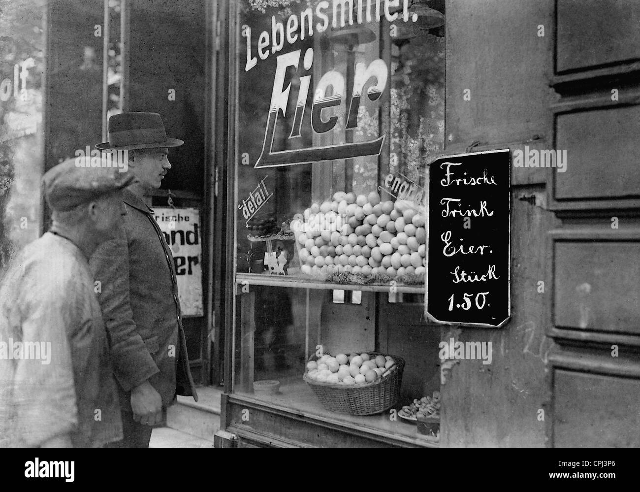 Berliner Menschen vor einem Ei Store, 1919 Stockfoto
