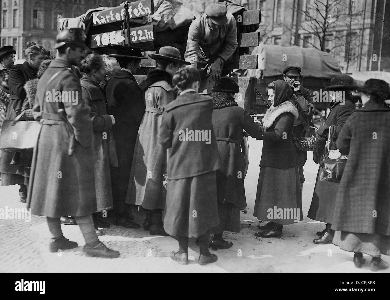 Berliner Leute kaufen Kartoffeln, 1922 Stockfoto