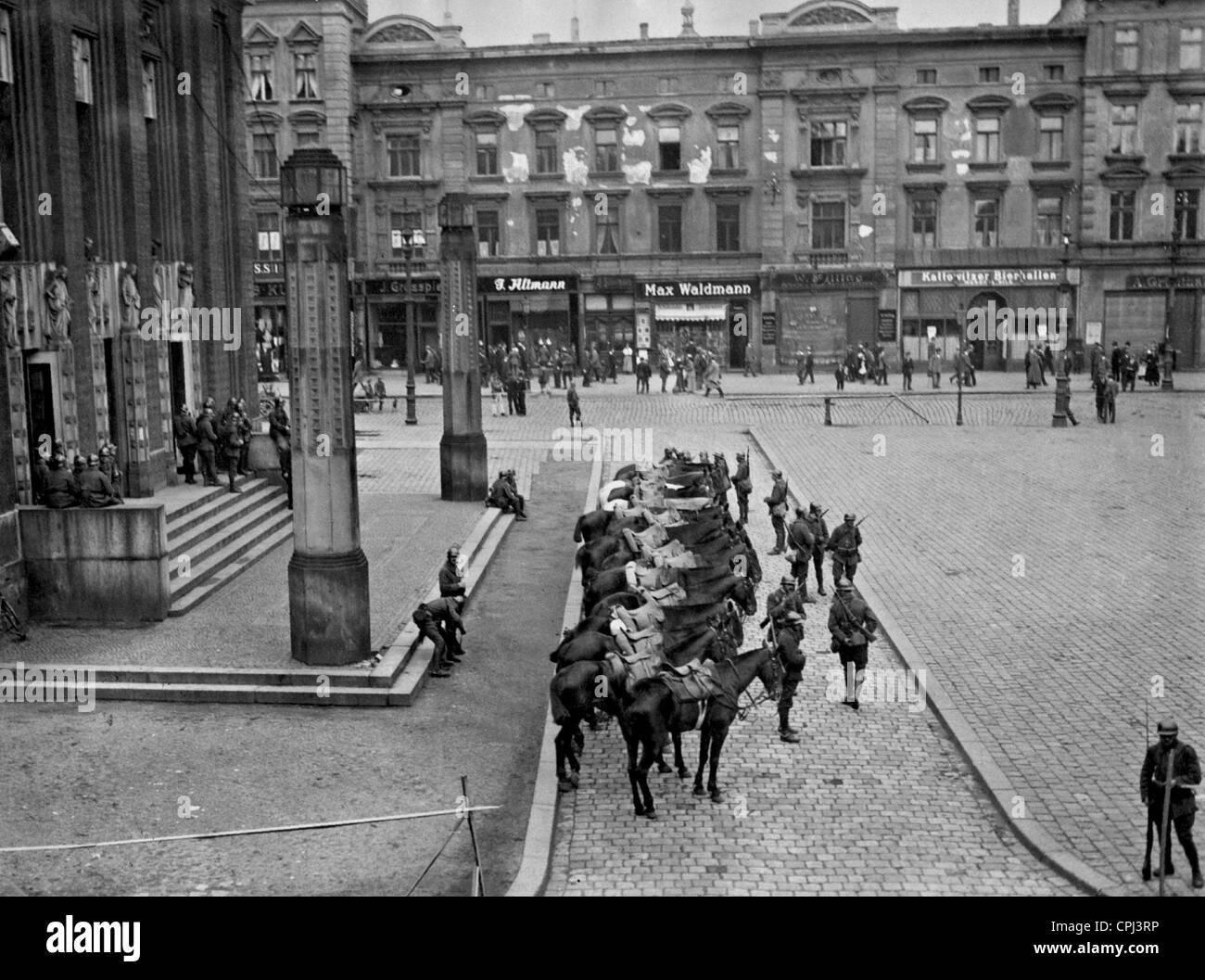 Französische Kavalleristen vor dem Stadttheater in Kattowitz, 1920 Stockfoto