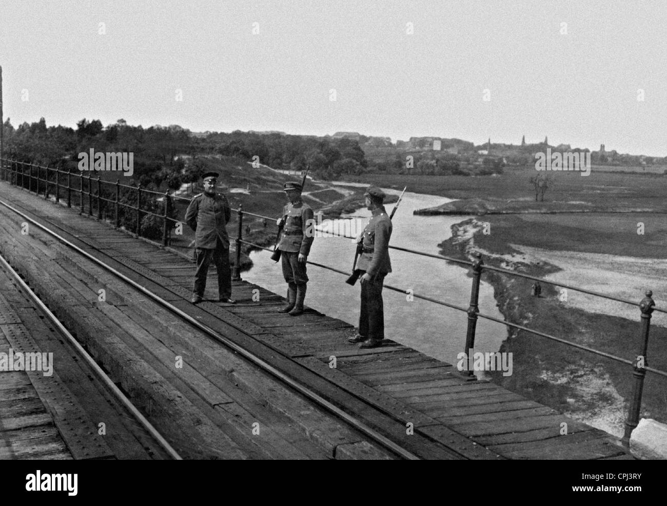 Ein deutscher Schutzpolizist und polnischen Grenzsoldaten in Oberschlesien, 1920 Stockfoto