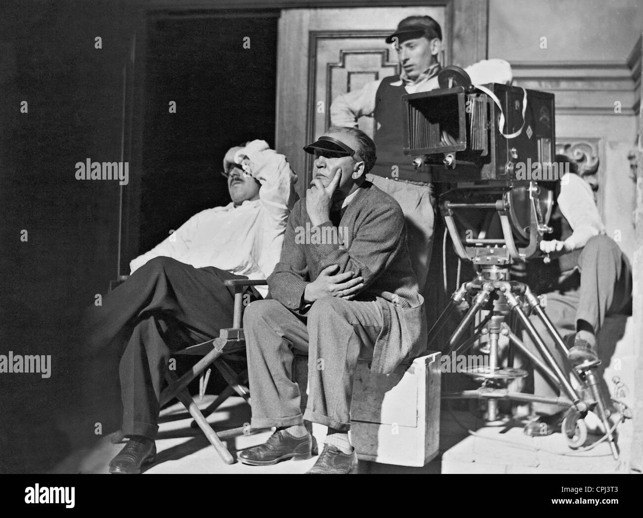 Karl Hartl und Fritz Wagner während der Dreharbeiten von "Zwei lustige Abenteurer", 1937 Stockfoto