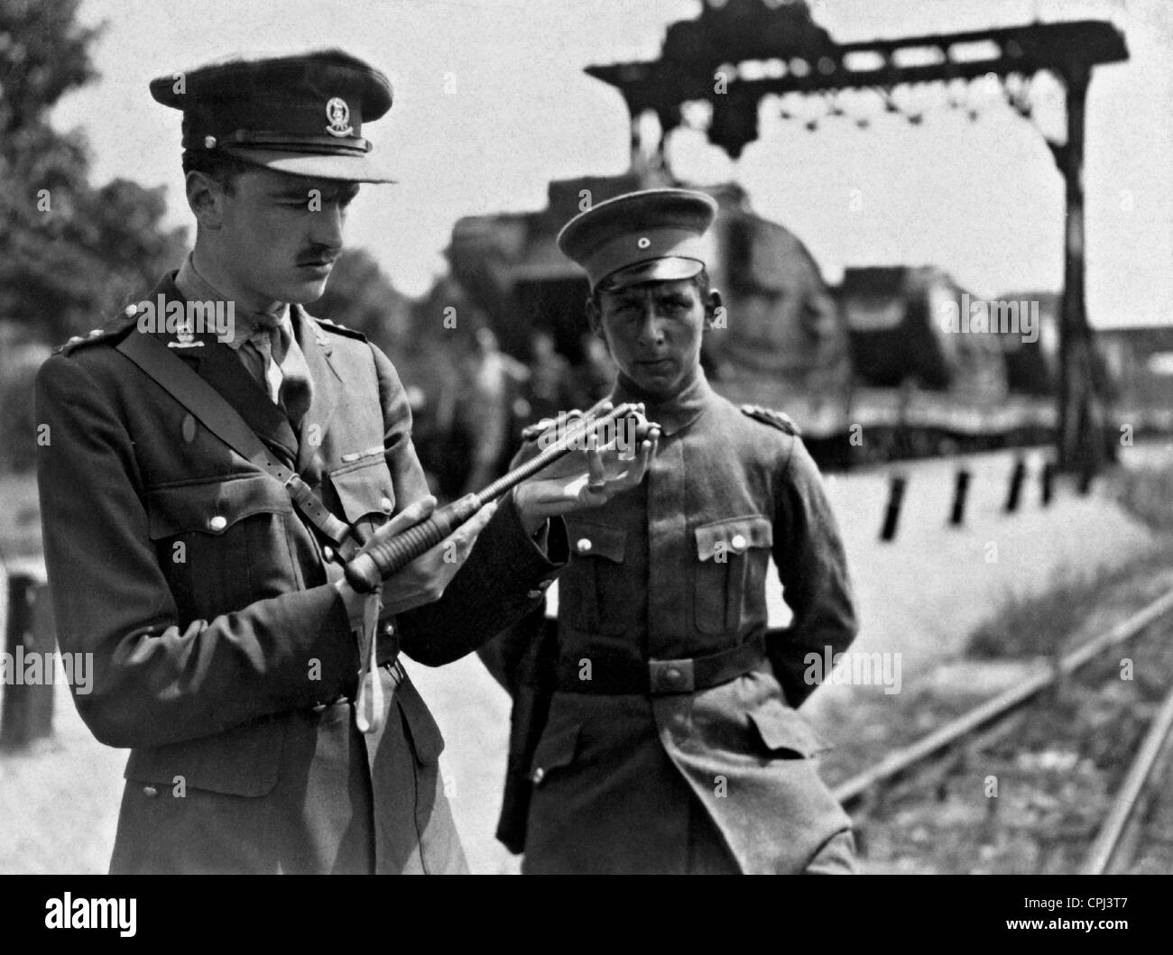 Ein britischer Offizier und ein deutscher Schutzpolizist in Oberschlesien, 1921 Stockfoto